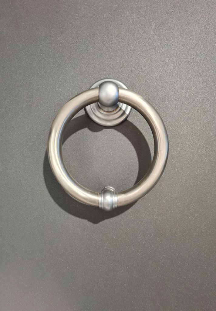 נוקש בדלת שריונית חסם